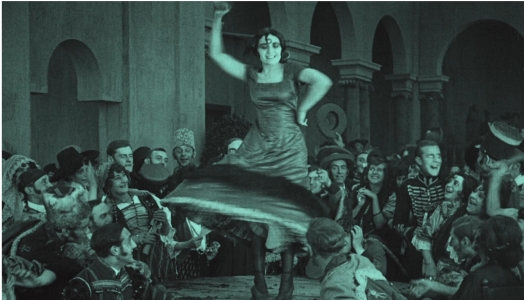 Carmen tanzt zu großem Beifall auf der Feier von Oberst Rodriquez (hellblaue Virage für die mit Kerzen erhellte Nachtszene)