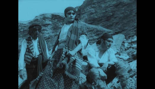 Carmen, die Anführerin der Schmugglerbande, mit einem Gefolgsmann und José (sitzend) (blaue Virage für die Nachtszene)