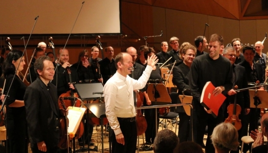 Großer Applaus für Frank Strobel und das hr-Sinfonieorchester (© Beate Warkentien)